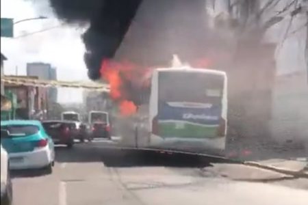 imagem de ônibus em chamas após ataque no Rio de Janeiro