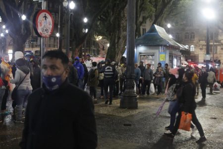 Imagem colorida de pessoas em situação de rua na Praça da Sé