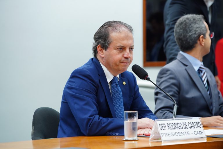 O deputado Rodrigo de Castro durante sessão da Comissão de Minas e Energia