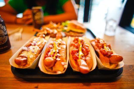 Na foto, quatro cachorros quentes em uma bandeja - Metrópoles