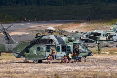 Imagem colorida de helicópteros da Força Aérea Brasileira FAB na Terra indígena Yanomami