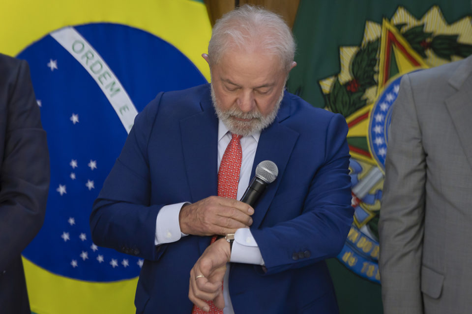 Presidente Luiz Inácio Lula da Silva olha para o relogio durante o minuto de silêncio em homenagem as vítimas do ataque a uma creche na manhã desta quarta-feira (5) em Blumenau, no Vale do Itajaí onde quatro crianças foram mortas e cinco ficaram feridas. Cerimônia de assinatura de decretos que autorizam a regulamentação do Marco Legal do Saneamento com o presidente da República, Luiz Inácio Lula da Silva e a presença de ministros e governadores dos estados