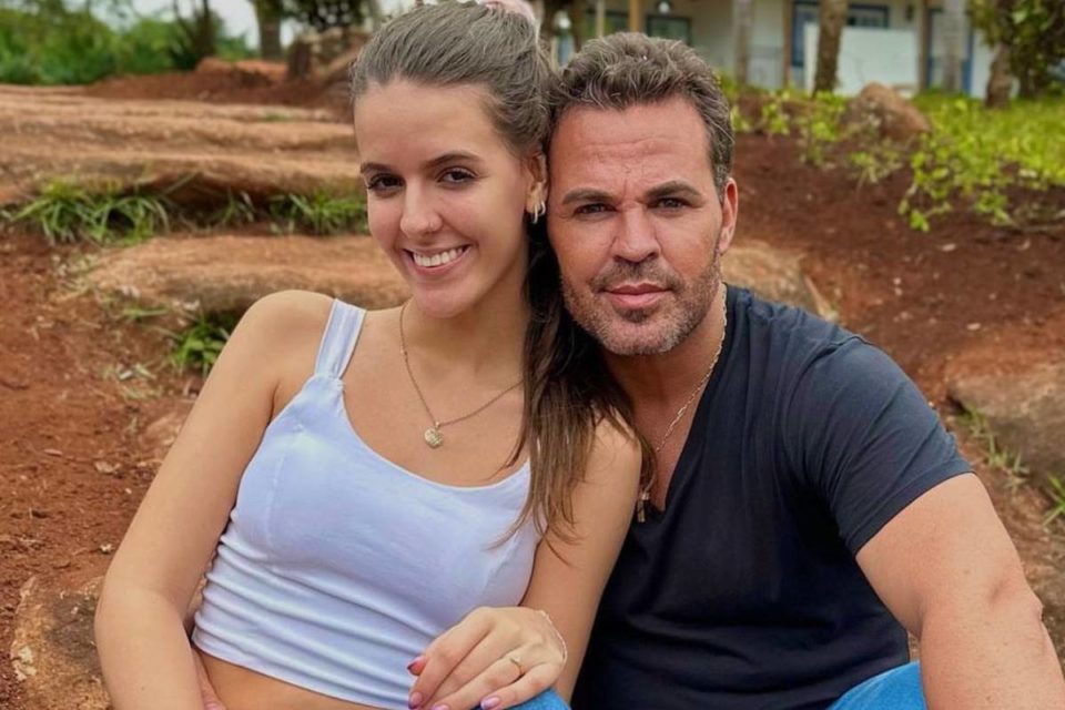 Foto colorida de Eduardo Costa e sua filha, Maria Eduarda