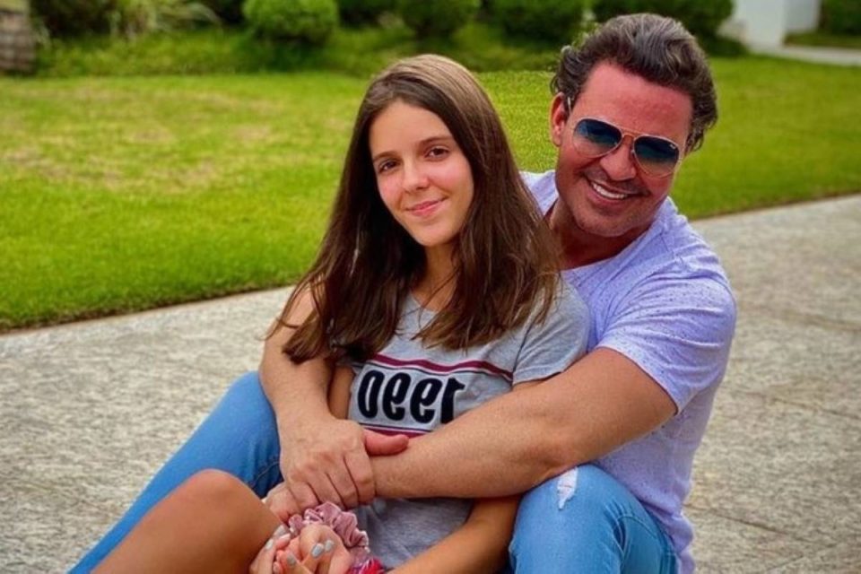 Foto colorida de Eduardo Costa e sua filha, Maria Eduarda