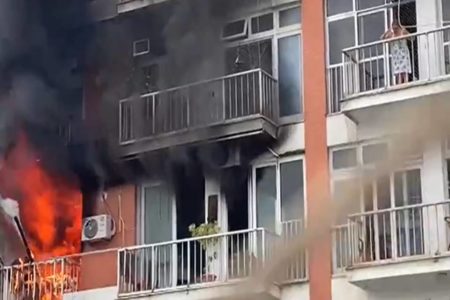 Foto colorida de um incêndio em um apartamento de Copacabana -Metrópoles