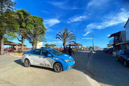 Foto colorida de um carro da Polícia Militar de Cabo Frio - Rio de Janeiro - Metrópoles