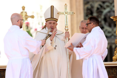 papa francisco na missa de páscoa no vaticano praça são pedro 2023