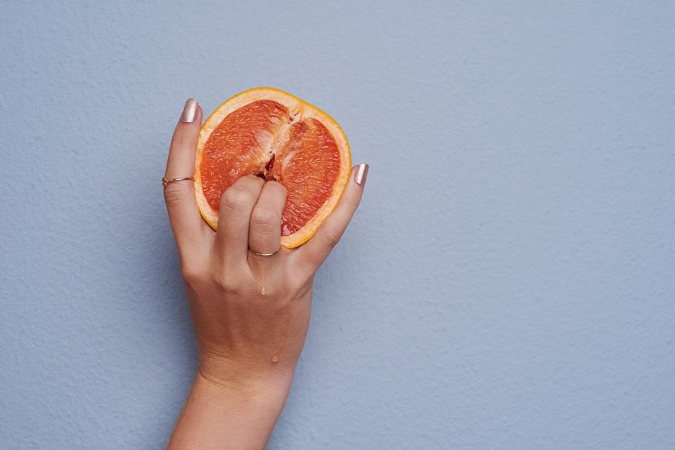 Mulher com dedos dentro de uma fruta - Metrópoles