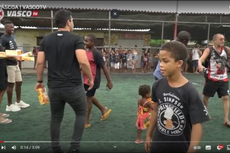 Homem armado aparece em vídeo de Páscoa do Vasco na Cidade de Deus - Metrópoles