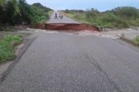 Foto colorida de um trecho de uma rodovia estadual de RN afetado pelas fortes chuvas - Metrópoles