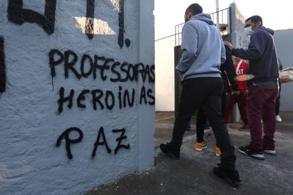 Imagem colorida de alunos voltando às aulas em escola de SP