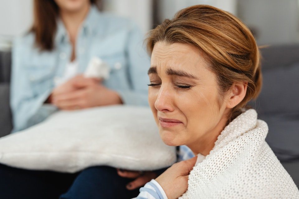 Na foto, uma mulher loira chorando - Metrópoles