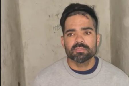 Homem branco, de cabelo curto, barba escura, de suéter claro, com parede cor de gelo ao fundo - Metrópoles