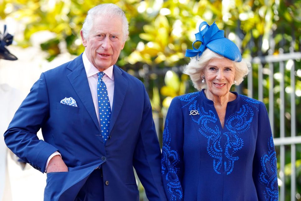 Foto colorida de homem branco, idoso e com terno azul ao lado de mulher branca, idosa e com roupa azul - Metrópoles