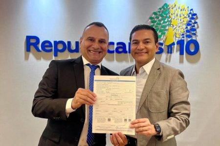 Foto colorida do marido da ministra do Turismo, Waguinho, no momento em que anuncia a sua filiação ao Republicanos - Metrópoles. Carlos Bolsonaro