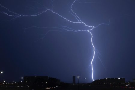 Chuva forte com muitas raios pegam brasilienses de suspensa, nesta segunda-feira (10/04) no centro da Capital Federal.