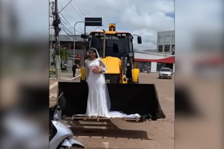 mulher de vestido branco em retroescavadeira