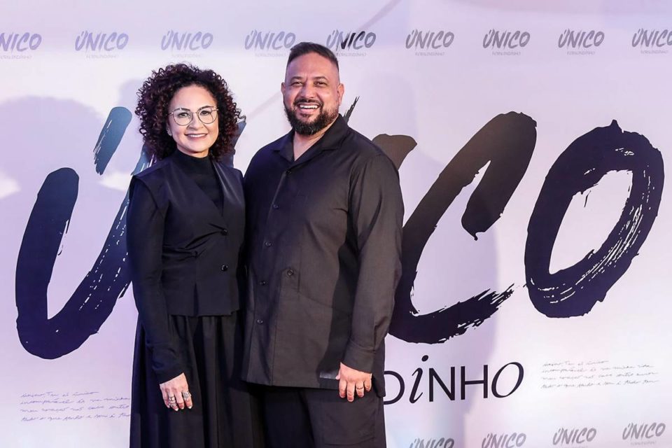 Foto colorida do cantor gospel Fernandinho e Paula Santos