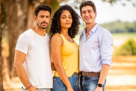 Imagem colorida de Caio (à esquerda), Aline (ao centro) e Daniel (à direita), personagens da novela Terra e Paixão - Metrópoles