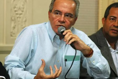 Imagem colorida do empresário e investidor Nelson Tanure, de camisa azul, falando ao microrone - Metrópoles