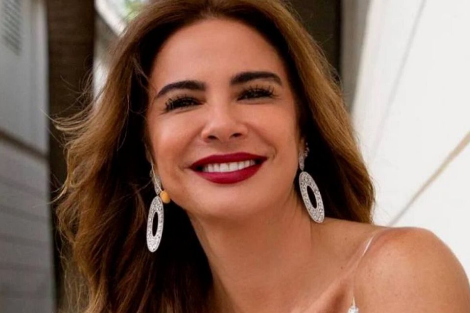 Foto colorida de Luciana Gimenez sorrindo com brincos grandes - Metrópoles