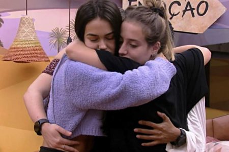 Bruna e Larissa do bbb23 abraçadas - metrópoles