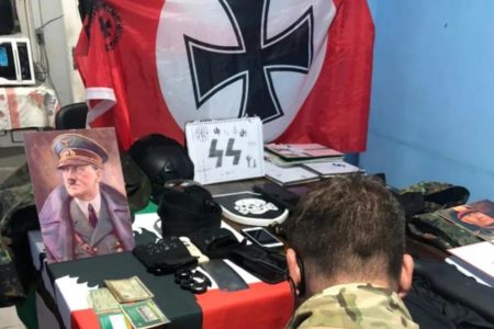 quarto com bandeiras do nazismo e fotos de hitler - metropoles