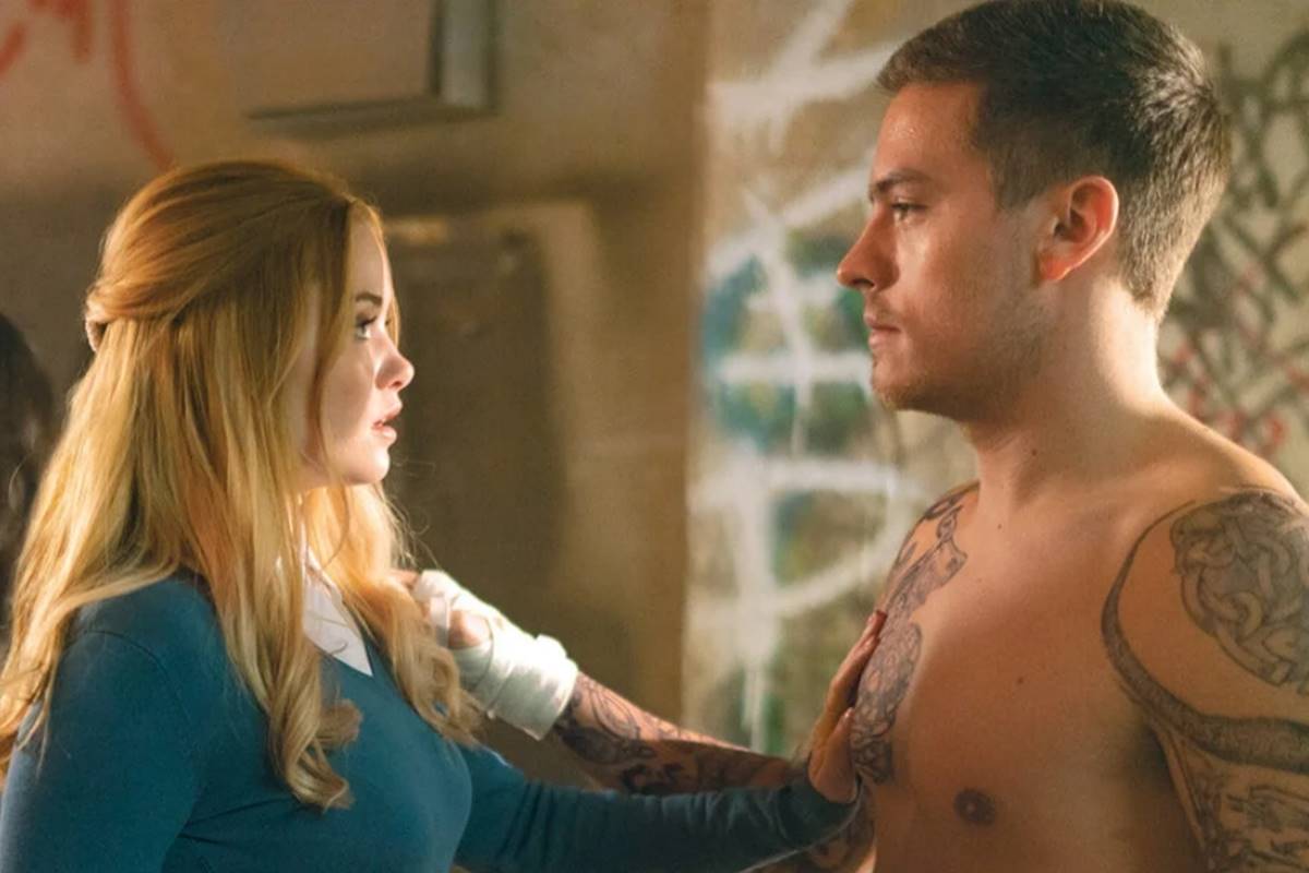 Imagem colorida de uma mulher loira olhando para um homem loiro sem camisa. Cenas do filme Belo Desastre - Metrópoles