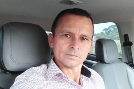 Imagem mostra homem sentado em um carro. Fazendeiro é morto a tiros dentro de casa por ex-marido da namorada - Metrópoles