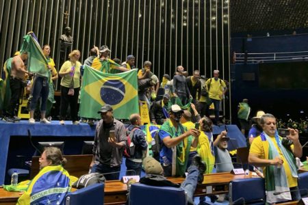 Foto colorida de bolsonaristas no Senado Federal em 8 de janeiro - Metrópoles