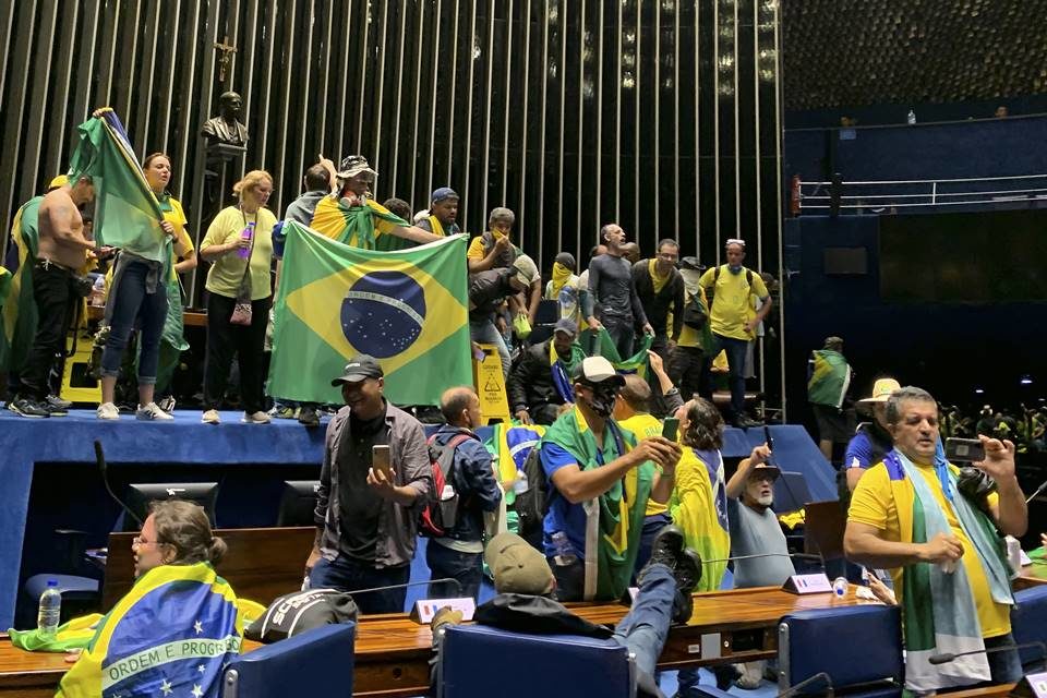 Foto colorida de bolsonaristas no Senado Federal em 8 de janeiro - Metrópoles