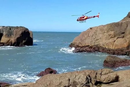 Imagem mostra helicoptero durante buscas ao corpo de turista chileno que morreu afogado - Metrópoles