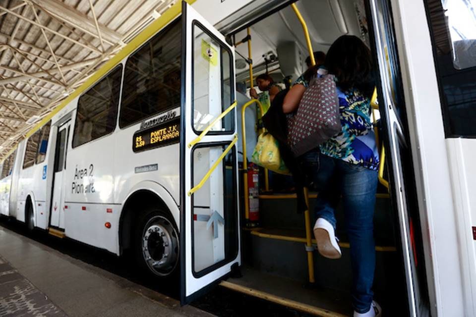 Passageira em ônibus - Metrópoles