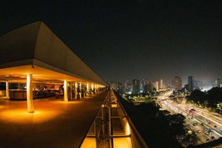 Foto noturna do Vista Restaurante em SP