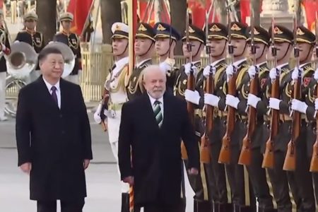 Imagem colorida mostra Lula e Xi Jinping - Metrópoles