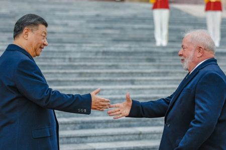 Lula e Xi Jinping de mãos estendidas na China - metrópoles