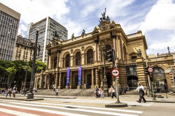 Imagem colorida da fachada do Theatro Municipal de SP; gestão foi multada pela Controladoria Geral do Município - Metrópoles