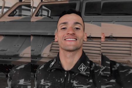 Homem branco de cabelos sorri para foto. Ele veste uma farda do Exército