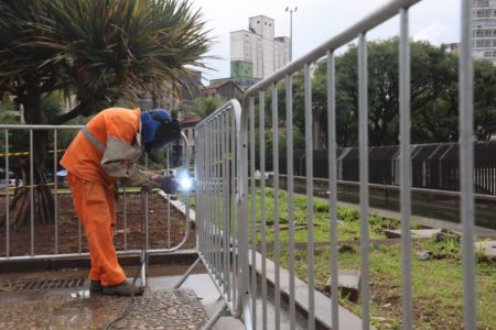 Funcionários da prefeitura colocam grades nos canteiros da Praça da Sé na região central de São Paulo - Metrópoles