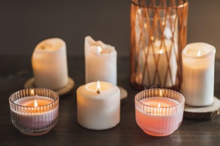 imagem colorida com sete velas aromáticas acesas