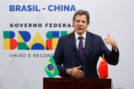 Imagem colorida mostra Haddad faz coletiva durante viagem à China - Metrópoles