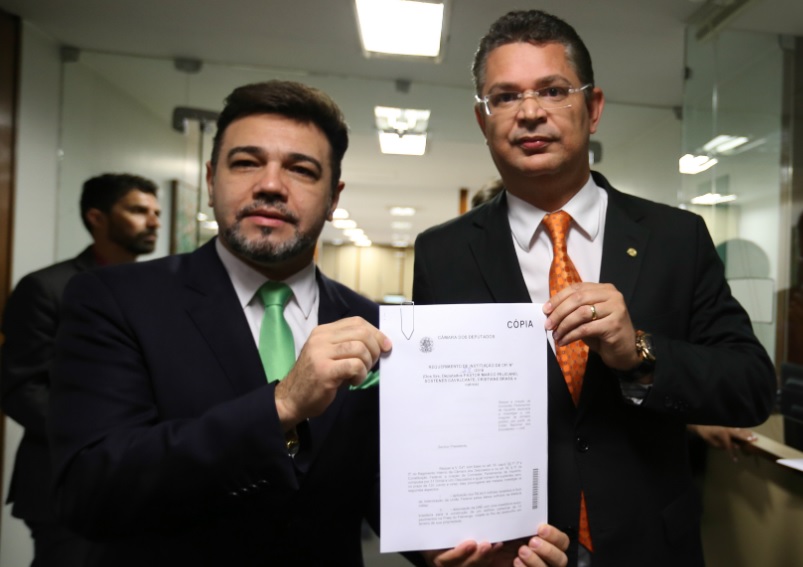 Os deputados Marco Feliciano e Sóstenes Cavalcante posam para foto na Câmara