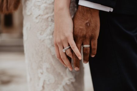 Na foto, um casal dá as mãos - Metrópoles