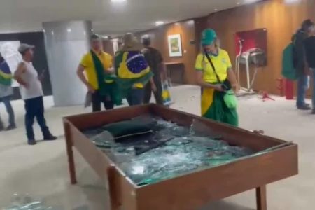 Bolsonaro PGR Bolsonaristas invadem o Planalto em 8 de janeiro