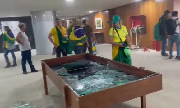 Bolsonaro PGR Bolsonaristas invadem o Planalto em 8 de janeiro