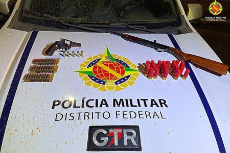 Imagem colorida mostra Armas de fogo apreendidas durante chamada de violência doméstica em Planaltina - Metrópoles