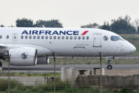 aeronavecom logo onde se lê airfrance em pátio