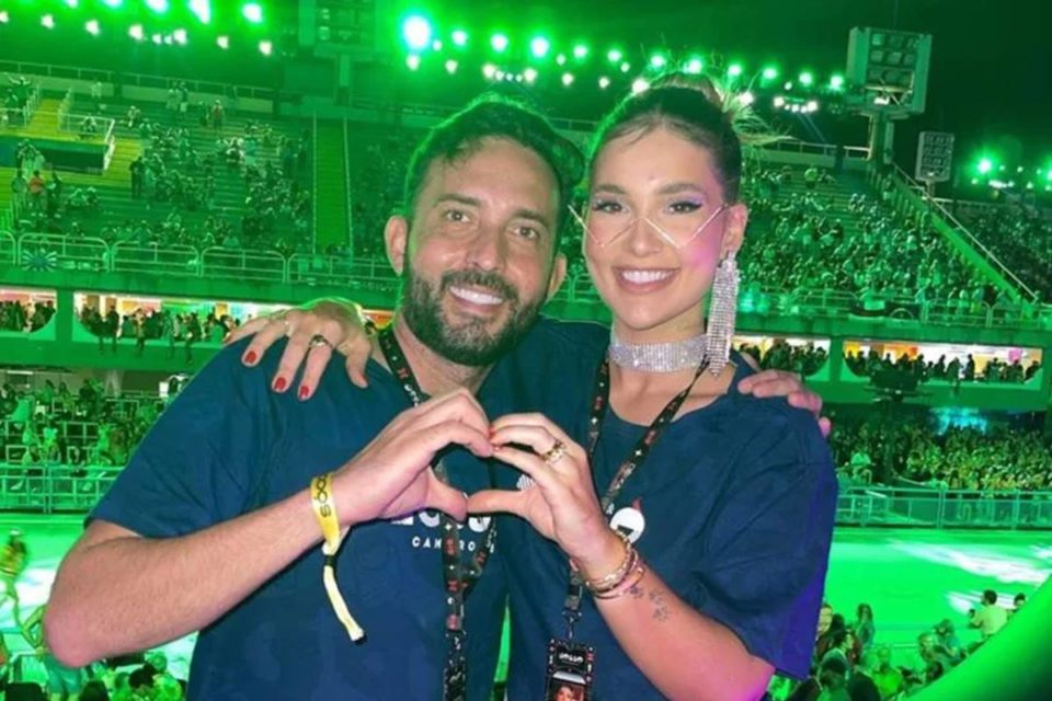 Foto colorida de Virginia Fonseca e William Gusmão fazendo um coração com a mãe