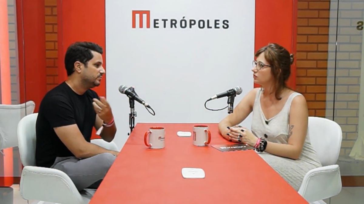 Foto colorida durante entrevista de João Resende, da Hotmart, em Gramado - Metrópoles