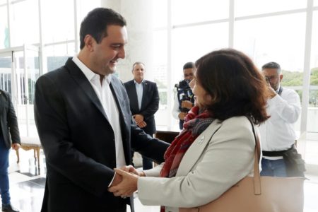 O governador do Paraná Ratinho Júnior (PSD) com Nísia Trindade, ministra da Saúde do governo de Luiz Inácio Lula da Silva (PT)